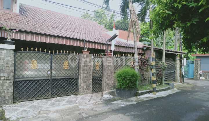 Quick sale of a house with a pavilion in Pamulang.