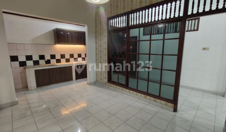 Disewakan Rumah 2 Lantai, Lokasi Premium Gatot Subroto Timur. 2