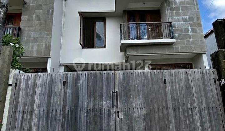 Disewakan Rumah 2 Lantai Area Perumahan di Padangsambian.