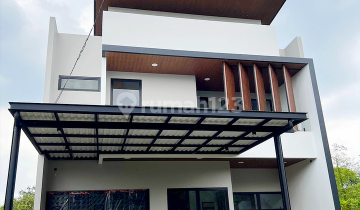Dijual Rumah Mewah Kondisi Baru dengan 4+1 KT di Simpruk Lippo