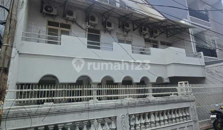 Turun Harga!! Pasti Untung!!! Rumah Kos, Sekarang Tidak Beroperasional. 14 Kamar Tidur, 13 Ac. Bagus