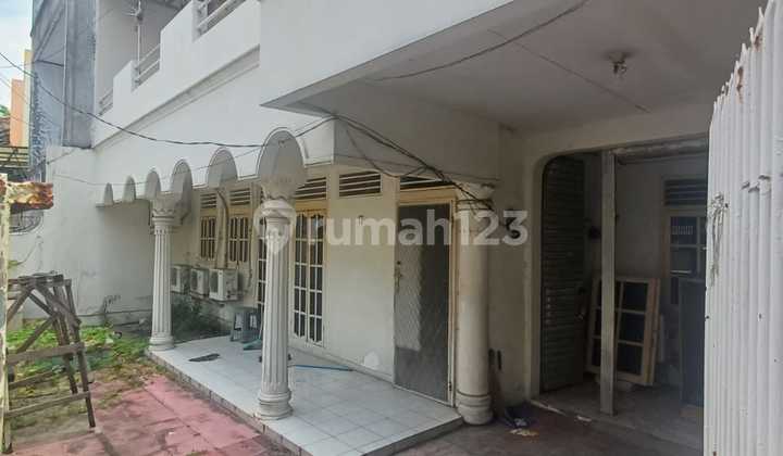 Turun Harga!! Pasti Untung!!! Rumah Kos, Sekarang Tidak Beroperasional. 14 Kamar Tidur, 13 Ac. Bagus