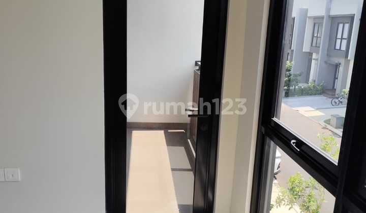 New House In Sumarecon Crown Gading