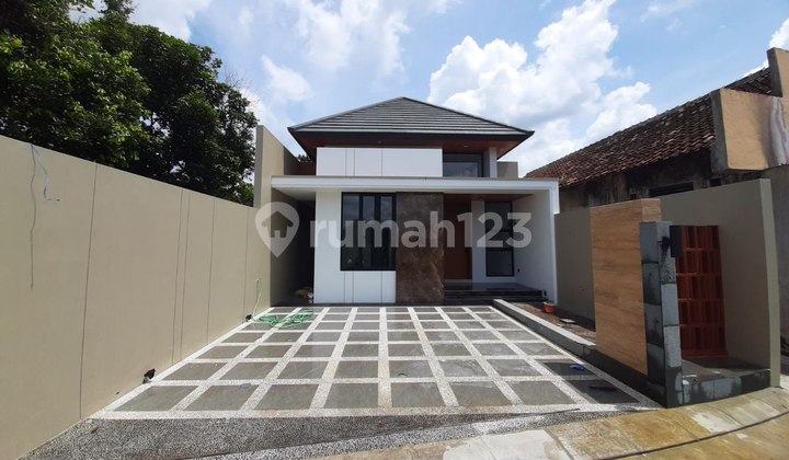 Rumah Cantik Modern Tropis Luas dan Mewah di Jalan Kaliurang Km 10, Gentan, Ngaglik, Sleman
