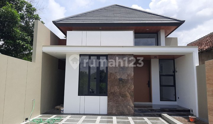 Beautiful Modern Tropical Spacious and Luxurious House on Jalan Kaliurang KM 10, Near Gentan Market 2
