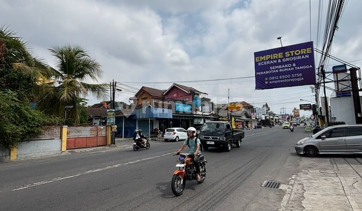 Dijual Rumah dengan Tanah Luas Mangku Jalan Aspal Utama di Tajem, Maguwoharjo, Sleman