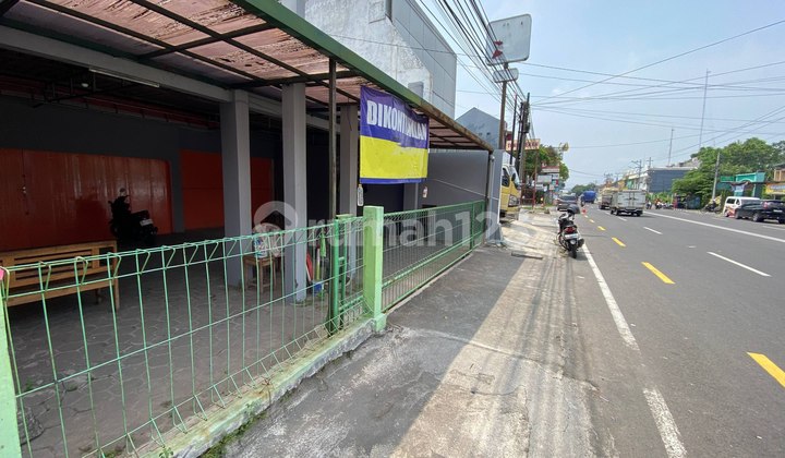SHOPHOUSE FOR RENT IN THE CITY, MAIN ROAD, GEDONG KUNING, JOGJA