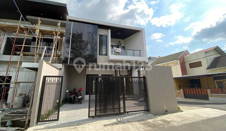 RUMAH SIAP HUNI MODERN KONTEMPORER JAKAL KM 12 POSISI HOOK JOGJA