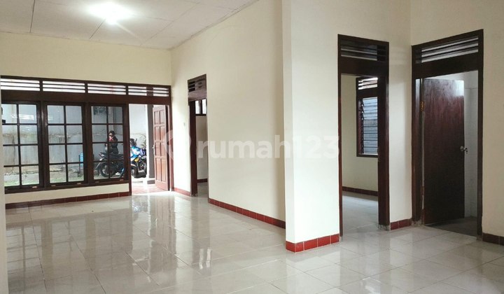 Spacious Classic House Comfortable Environment Gedong Kuning Area Yogyakarta