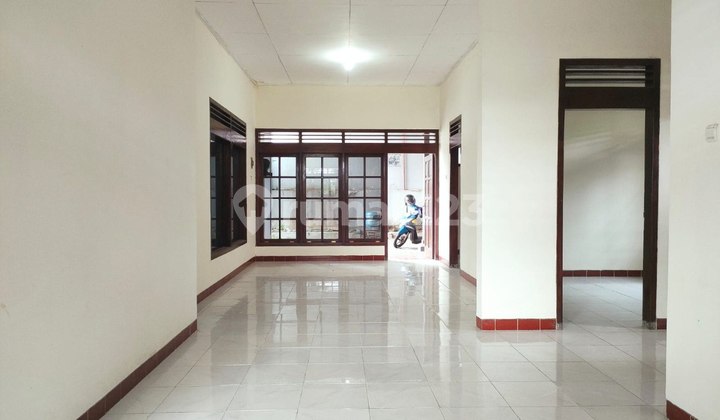 Spacious Classic House Comfortable Environment Gedong Kuning Area Yogyakarta