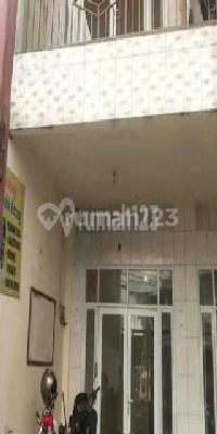 For Rent: 200m2 Ciledug Shop House, Affordable and Ready to Occupy