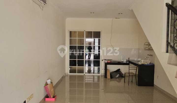 Disewa Rumah Semi Furnis 4X15m2 Green Lake City West Europe