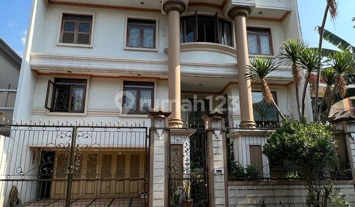 Strategic central city house for quick sale near city park, Al-Azhar school 1, move-in ready, Puspita Loka, BSD City, Serpong, Tangerang, Banten. 1