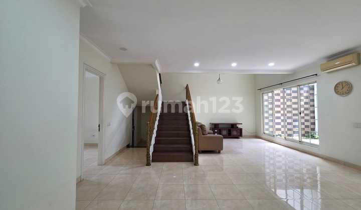 For rent: a neat, beautiful, lush, comfortable, ready-to-occupy luxury house near toll in and out, with facilities including The Green Montecarlo Club House in BSD City. 2