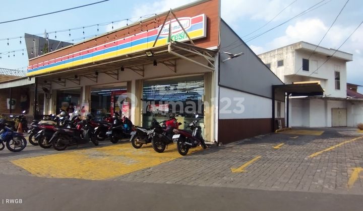 For quick sale, strategic plot of land opposite Pondok Jagung sub-district in Serpong, Tangerang Selatan, with an Indomaret building, busy condition.
