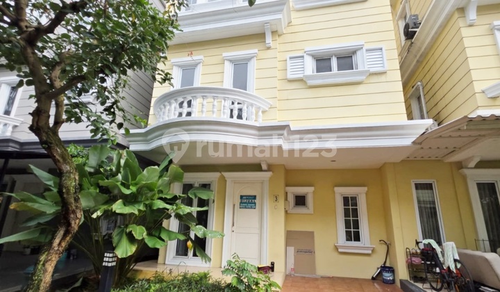 For quick sale, a strategic house in Montana Village on Jl. Hardin, Gading Serpong.