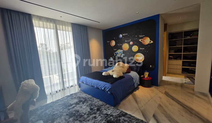 Selling a luxury house in one of the elite areas of BSD City, Telaga Golf BSD City, strategically located in the center of the city with lush greenery and many trees. 2