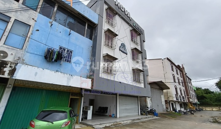 For Sale Ready-to-Occupy 3-Storey Shop House Semi-Furnished East-Facing in Sakura Permai Shop House Complex, Sakura Permai Housing, Jl. Yos Sudarso, Kampung Seraya, Batu Ampar, Batam City, Riau Islands, Indonesia, 29454, Batu Ampar 85.0 M² Semi-Furnished HGB 1