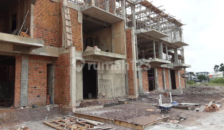 Dijual Rumah Mewah dan Lengkap dengan Fasilitas Club House dan Kolam Renang.