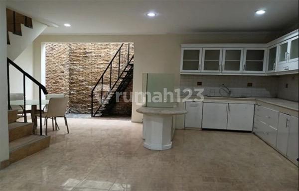 Rumah 2.Lantai Kondisi Siap Huni di Lippo Karawaci. Tangerang 2