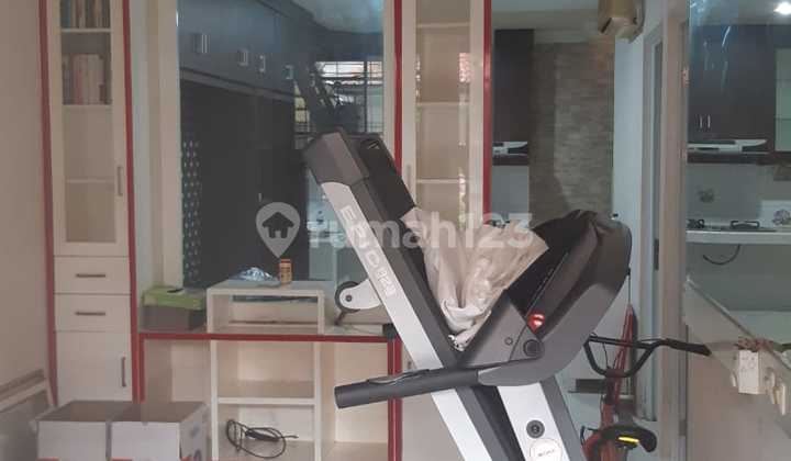 Rumah di Taman Parahyangan, Lippo Karawaci. Tangerang. Banten. 2