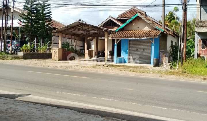 House facing the Main Road (National Road) in Rangkas Bitung House facing the Main Road (National Road) in Rangkas Bitung