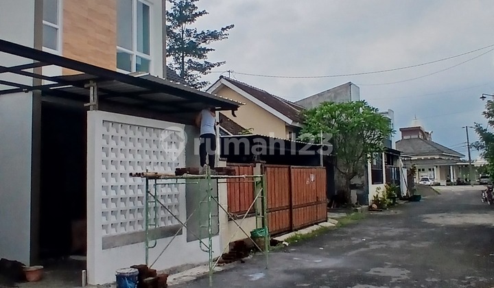 Rumah 2 Lantai Loaksi Strategis.di Deket Pusat Belanja Gentan