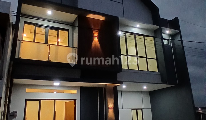 Luxurious 2-Story House, Strategic Location in Gentan Solo.