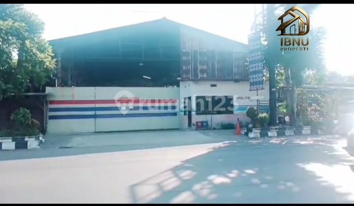 Garage By the Side of the Colomadu Solo Main Road