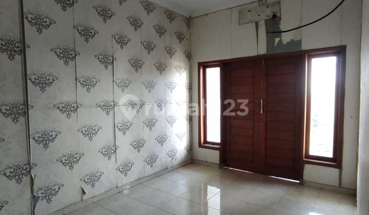 2.5-Story House Strategic Location in Solo City Center 2