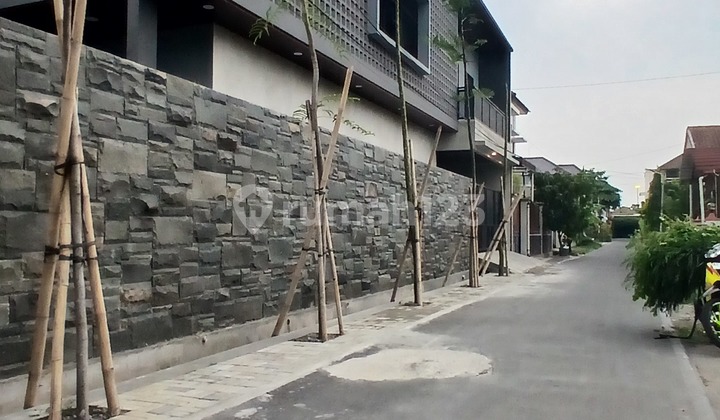 Luxury House Includes Private Pool Strategically Located In Urban Area