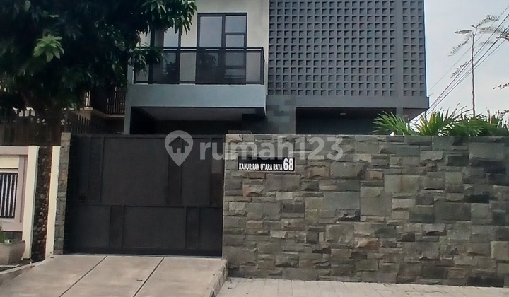 Luxury House Includes Private Pool Strategically Located In Urban Area