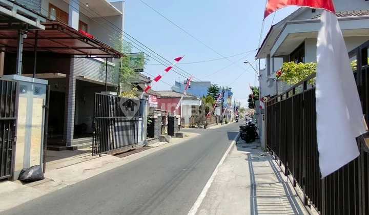 Jualan Rumah 2,5 Lantai Lokasi Strategis Deket Pusat Belanja Solo Jualan Rumah 2,5 Lantai Lokasi Strategis Deket Pusat Belanja Solo