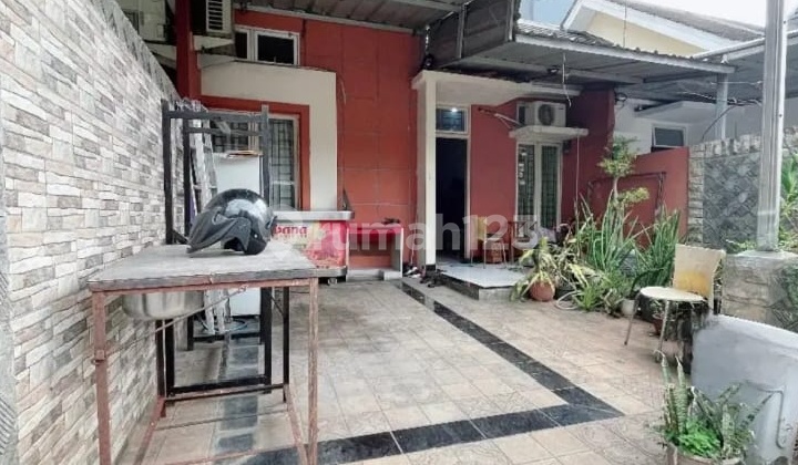 Ready-to-Occupy Takeover House in a Strategic Location in Depok City