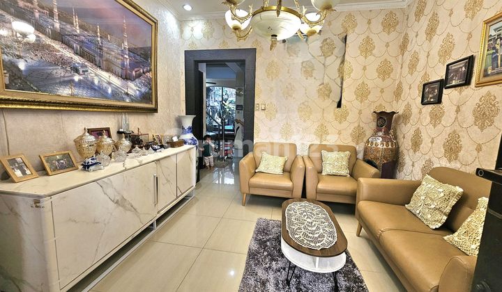 Ready-to-occupy 2-story house with swimming pool facilities in Era Mas 2000, Cakung, East Jakarta. 2