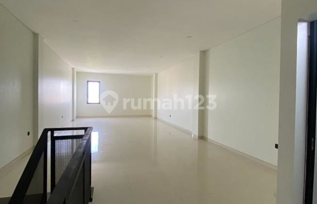 3-Story Shop House Ready for Use on Jl Mangesti Raya, Suitable for Business 2