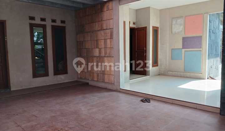 Luxury 2-Story House in Prime Location at Kerten, Central Solo City 2