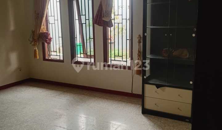 Large Land, Sturdy Building, Ready-to-Use House in Laweyan Near Mall 2