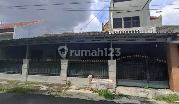 House for Sale Ready to Use in Baturan Colomadu, wide street access 2