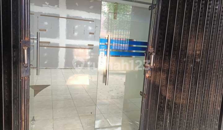 For Rent, Ready-to-Use Shop House on Jl Honggowongso, Solo.