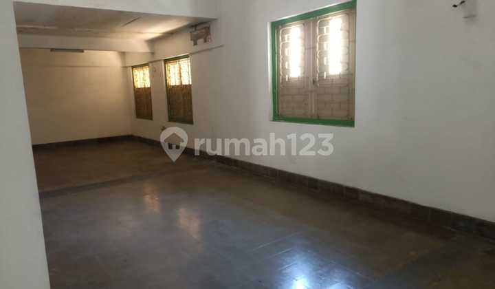 For Sale Old House in Manahan Solo, Premium Neighborhood. 2