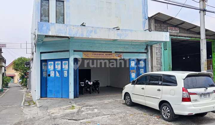 For rent, a strategic shop house on Brigjend Sudiarto Street, Grogol