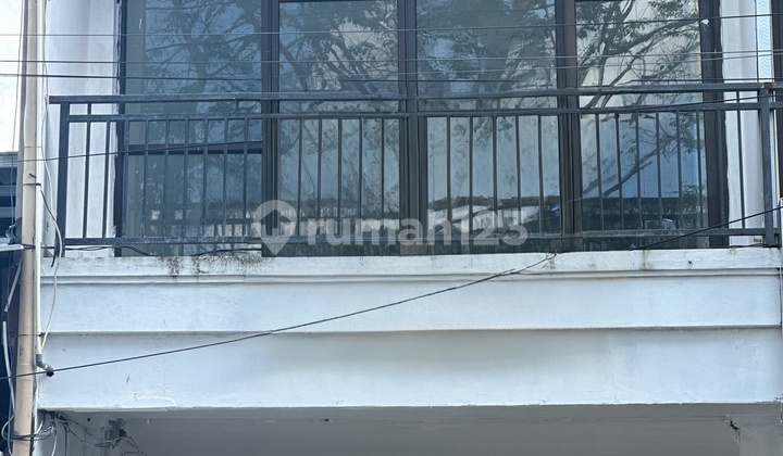 3-Story Shophouse in a Strategic Location – Jl. Nusa Kambangan 3-Story Shophouse in a Strategic Location – Jl. Nusa Kambangan