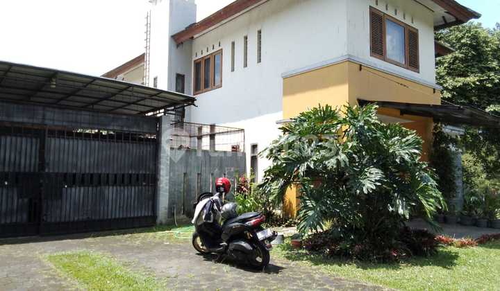 Large House with a Spacious and Beautiful Garden in Pondok Hijau Large House with a Spacious and Beautiful Garden in Pondok Hijau