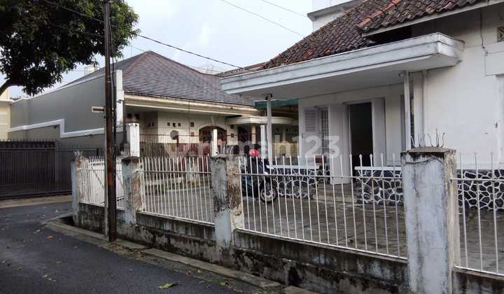 Rumah Besar dengan Halaman Luas di Sayap Riau