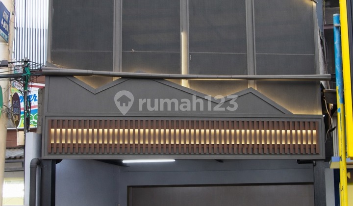 Rumah Toko 3 Lantai di Kawasan Komersial Terusan Jalan Jakarta Rumah Toko 3 Lantai di Kawasan Komersial Terusan Jalan Jakarta