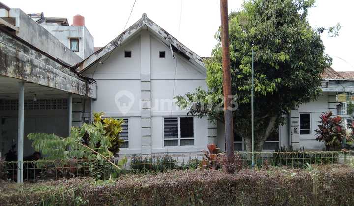 Rumah Besar dengan Halaman Luas di Dago Bandung Rumah Besar dengan Halaman Luas di Dago Bandung