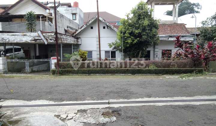 Rumah Besar dengan Halaman Luas di Dago Bandung 2