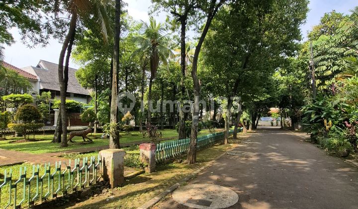Dijual, Kebayoran Baru, Rumah Depan Taman