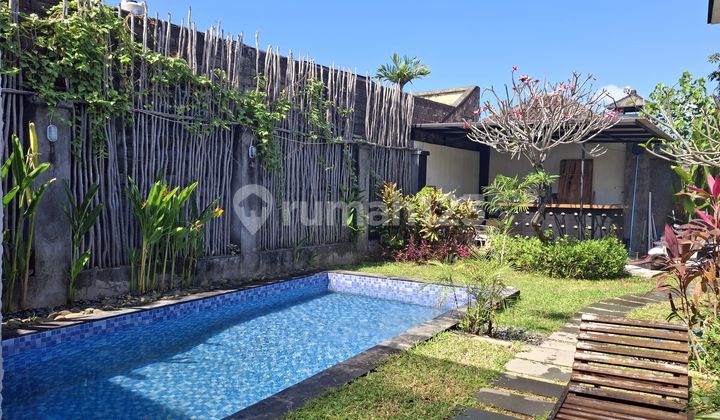 A cool garden villa not far from the beach.